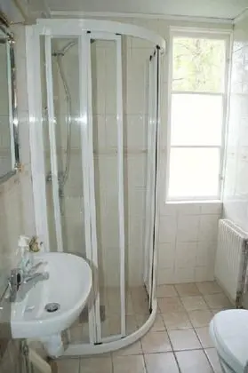 Tek Büyük Yataklı Oda, Ortak Banyo