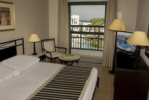 Standard Tek Büyük Yataklı Oda, Havuz Manzaralı (Queen or Twin Beds)