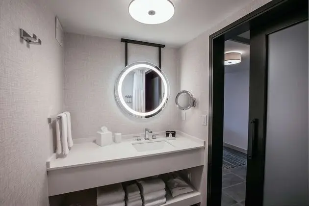 Oda, 1 En Büyük (King) Boy Yatak, Engellilere Uygun (Roll-In Shower)