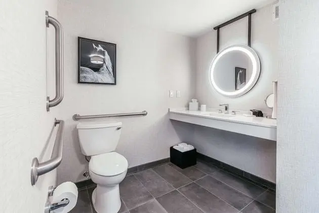 Oda, 1 En Büyük (King) Boy Yatak, Engellilere Uygun (Roll-In Shower, Mobility)