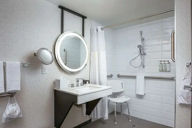 Oda, 1 En Büyük (King) Boy Yatak, Engellilere Uygun (Roll-In Shower, Mobility)
