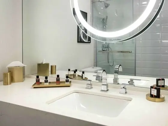 Oda, 1 En Büyük (King) Boy Yatak, Engellilere Uygun (Roll-In Shower, Mobility)
