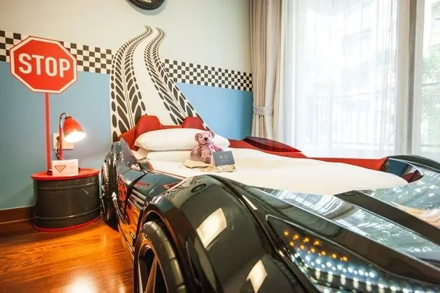 Racing In Somerset Kids Room (Stay for 5 people, Extra person charge) : Pool Access for 5/Bathtub