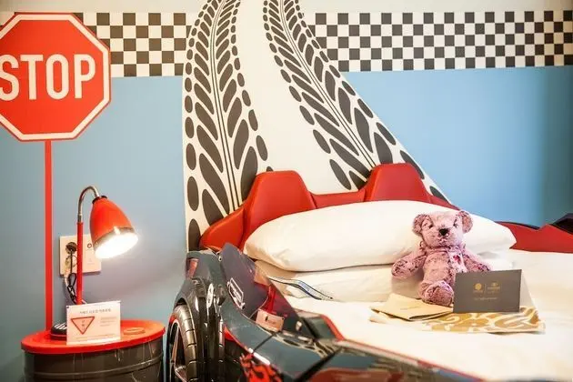 Racing In Somerset Kids Room (Stay for 5 people, Extra person charge) : Pool Access for 5/Bathtub