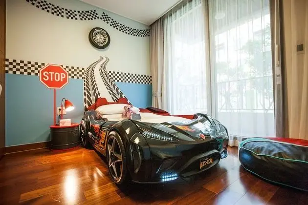 Racing In Somerset Kids Room (Stay for 5 people, Extra person charge) : Pool Access for 5/Bathtub