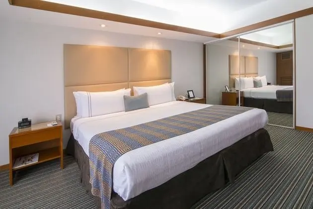 Habitación con cama grande