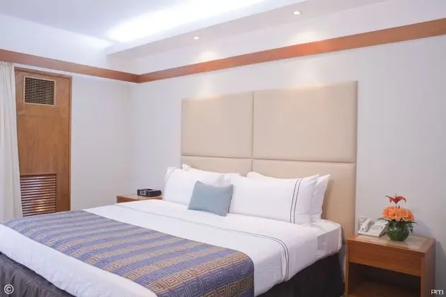 Habitación con cama grande