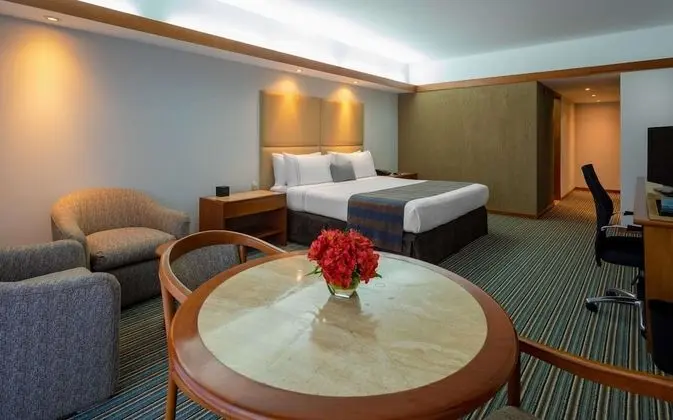 Habitación con cama grande