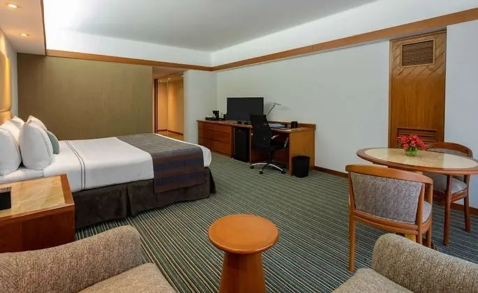 Habitación con cama grande