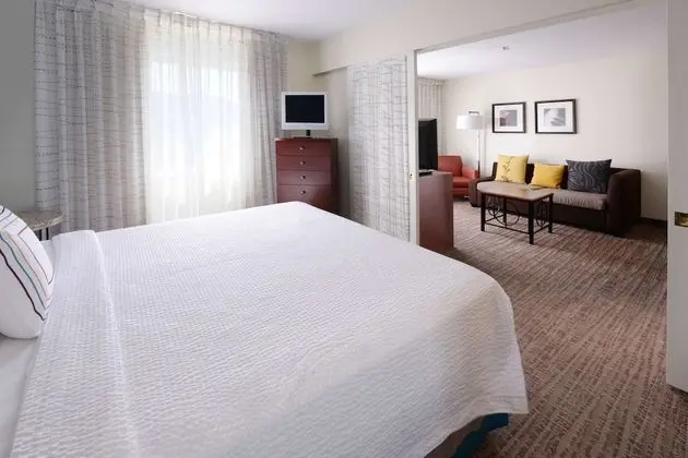 Süit, 1 Büyük (Queen) Boy Yatak ve Çekyat, Engellilere Uygun (Mobility Roll in Shower One Bedroom)