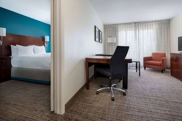 Süit, 1 Büyük (Queen) Boy Yatak ve Çekyat, Engellilere Uygun (Mobility Roll in Shower One Bedroom)