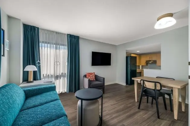 Süit, Birden Çok Yatak (Suite-King+Queen, Mobility Accessible)