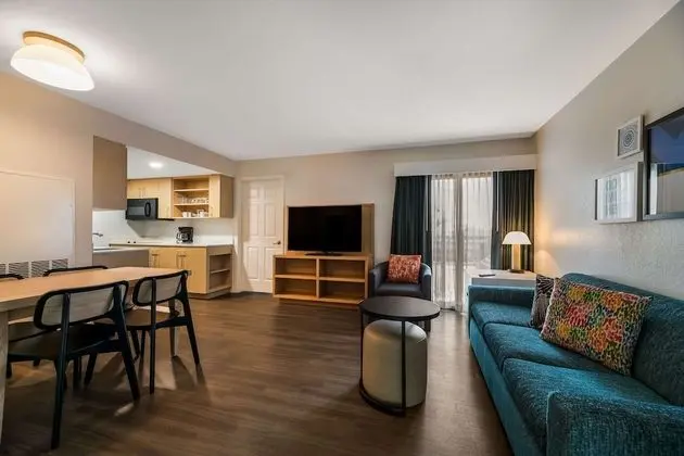 Süit, Birden Çok Yatak (Suite-King+Queen, Mobility Accessible)