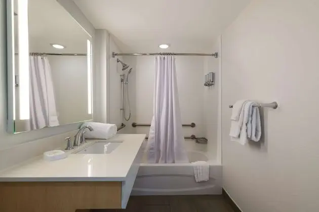Süit, Birden Çok Yatak (Suite-King+Queen, Mobility Accessible)