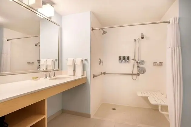 Oda, Birden Çok Yatak, Engellilere Uygun (Roll-In Shower)