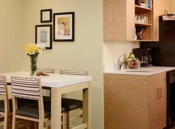 Süit, Birden Çok Yatak, Engellilere Uygun (Two Bedroom Hearing, Roll-In Shower)