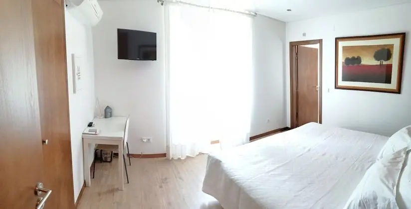 Basic Tek Büyük veya İki Ayrı Yataklı Oda (2)