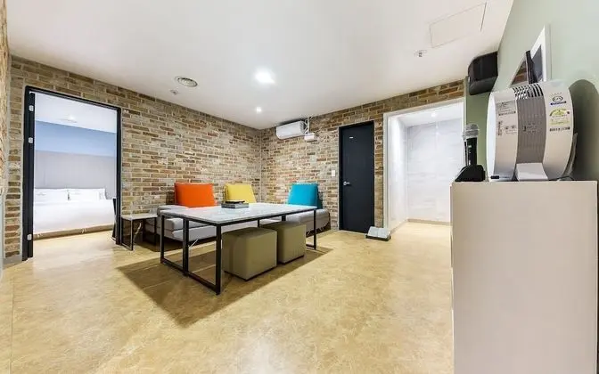 Oda (Karaoke party room (Netflix/styler av)