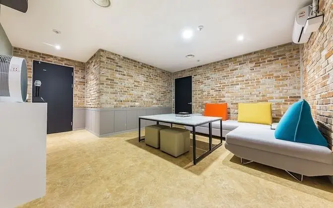 Oda (Karaoke party room (Netflix/styler av)