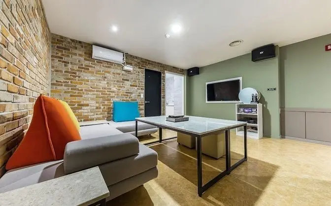 Oda (Karaoke party room (Netflix/styler av)