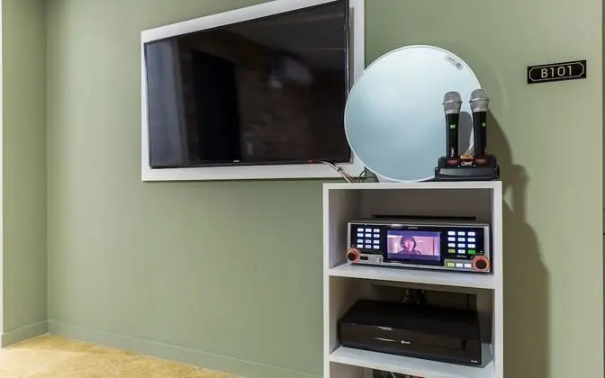 Oda (Karaoke party room (Netflix/styler av)
