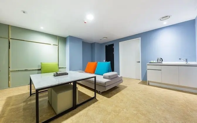 Oda (Karaoke party room (Netflix/styler av)