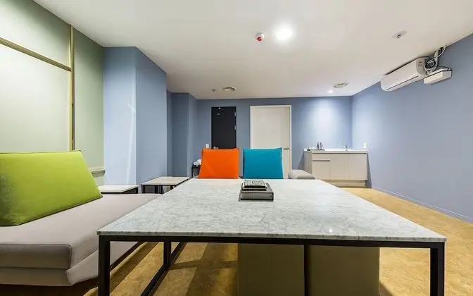 Oda (Karaoke party room (Netflix/styler av)
