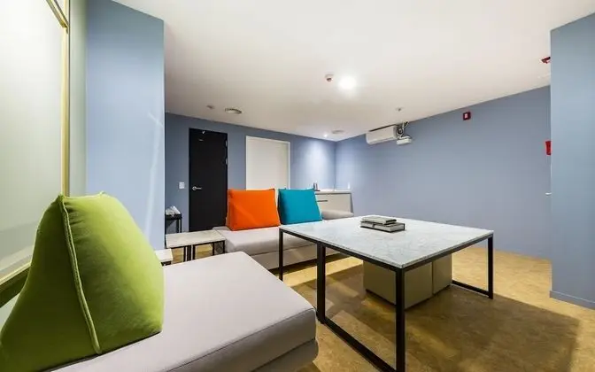 Oda (Karaoke party room (Netflix/styler av)