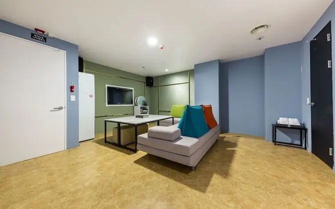 Oda (Karaoke party room (Netflix/styler av)