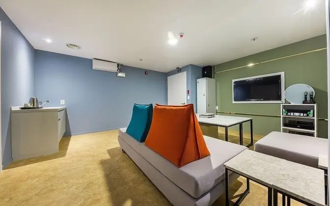 Oda (Karaoke party room (Netflix/styler av)