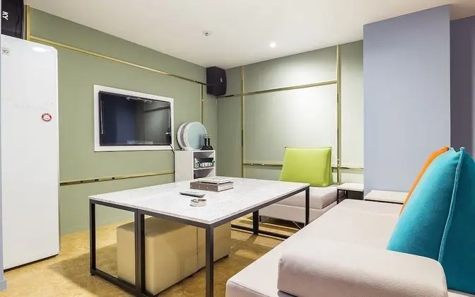 Oda (Karaoke party room (Netflix/styler av)