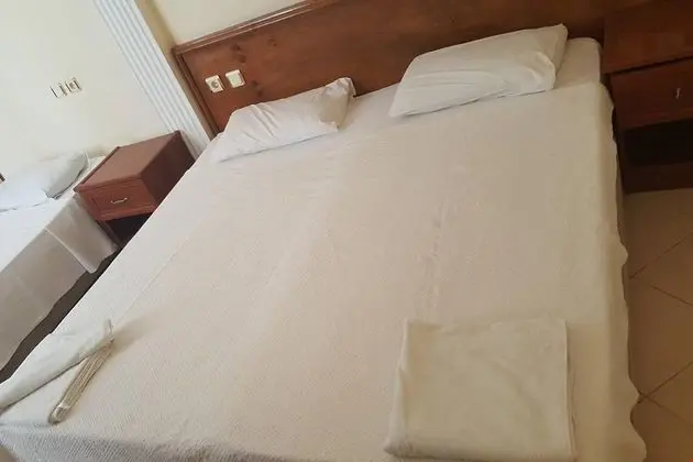Havuz ve Dağ Manzaralı Üç Kişilik Oda