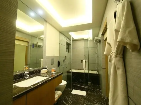 Club Oda, 1 En Büyük (King) Boy Yatak, Şehir Manzaralı