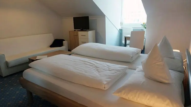 Oda, 1 Büyük (Queen) Boy Yatak