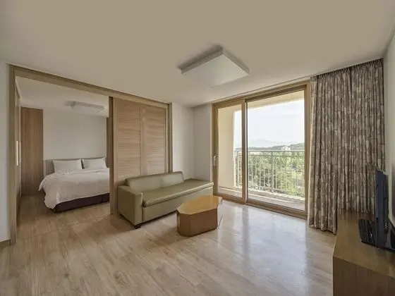 [Healing PKG] WEST Tower Suite A - Sauna for 2 + 20% off Breakfast & 50% off Sauna (Max 4people)