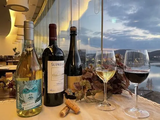 [Romantic PKG] Family Room (cooking, lake view, bed) - 1 bottle of wine provided