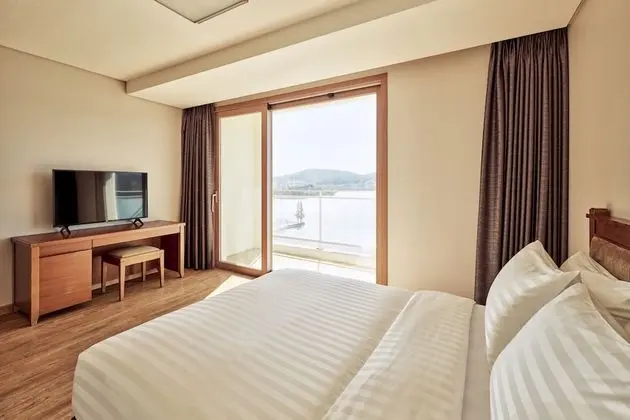 [Romantic PKG] Family Room (cooking, lake view, bed) - 1 bottle of wine provided