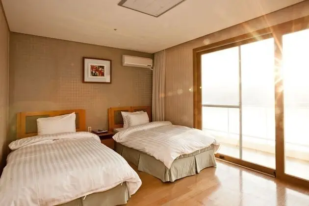 [Romantic PKG] Family Room (cooking, lake view, bed) - 1 bottle of wine provided