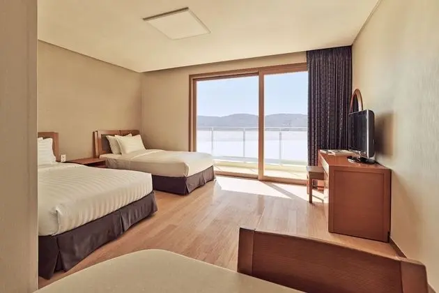[Romantic PKG] Family Room (cooking, lake view, bed) - 1 bottle of wine provided