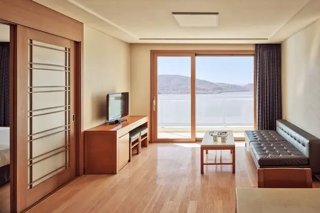 [Romantic PKG] Suite (cooking, lake view, bed) - 1 bottle of wine provided
