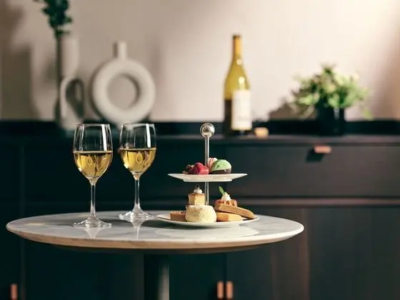 [Sweet Moment PKG] WEST Tower Superior (Standard/Twin) - 1 bottle of IL LAGO Wine(Take-out)