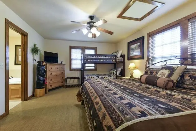 Ev (Sooner Settle Lodge - Incredible desi)