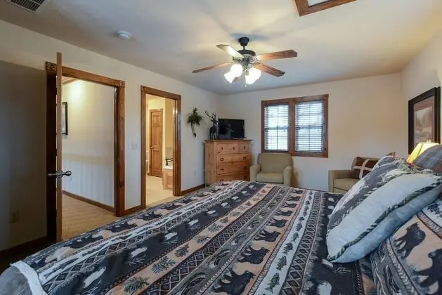 Ev (Sooner Settle Lodge - Incredible desi)