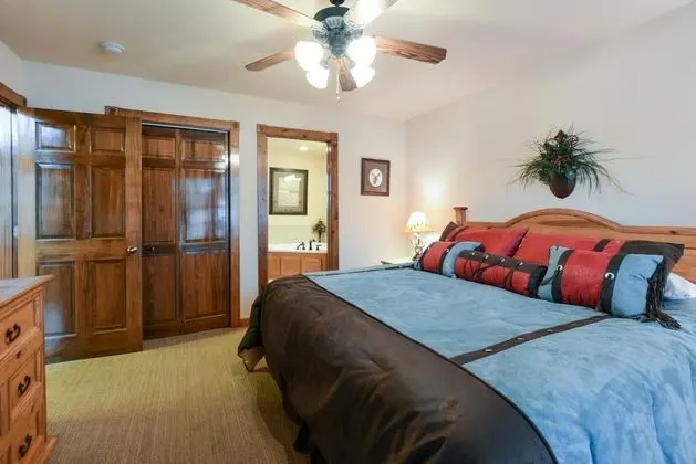 Ev (Sooner Settle Lodge - Incredible desi)