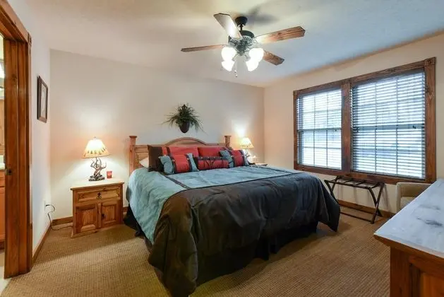 Ev (Sooner Settle Lodge - Incredible desi)