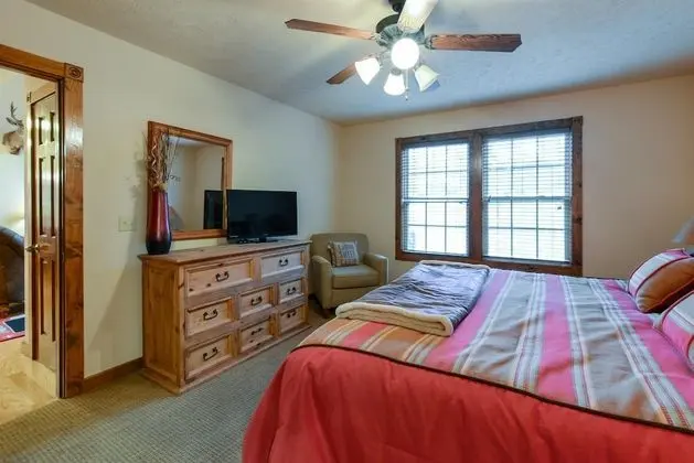 Ev (Sooner Settle Lodge - Incredible desi)