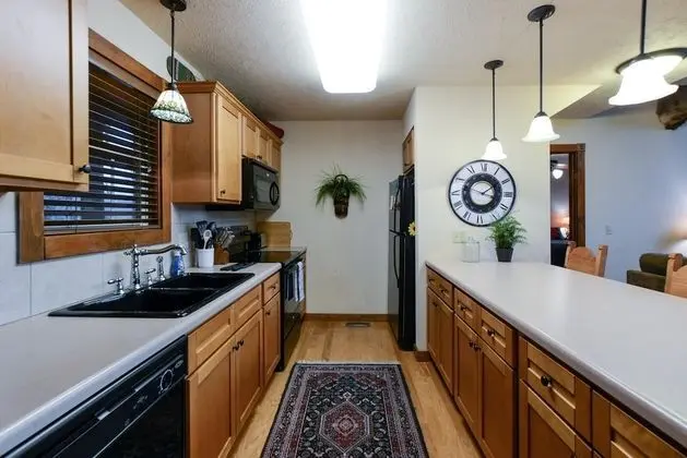 Ev (Sooner Settle Lodge - Incredible desi)