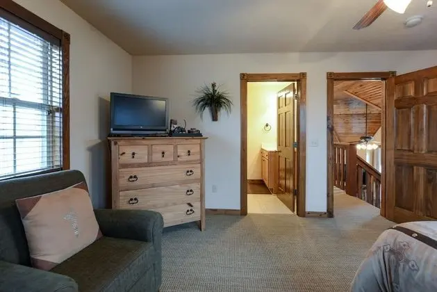 Ev (Sooner Settle Lodge - Incredible desi)