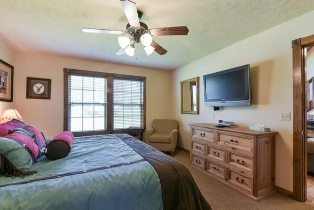 Ev (Sooner Settle Lodge - Incredible desi)