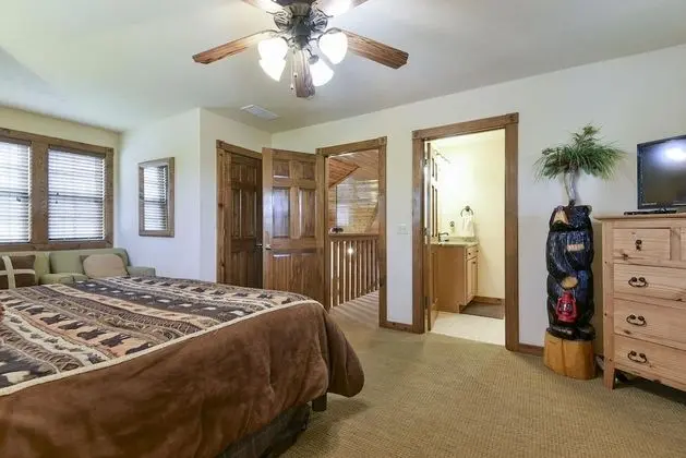 Ev (Sooner Settle Lodge - Incredible desi)